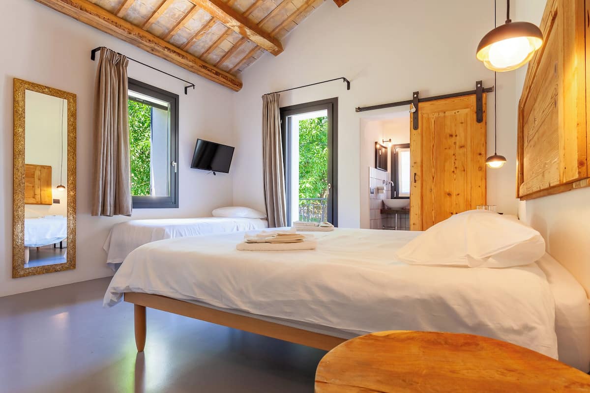 Triple Room | Premium bedding, desk, soundproofing, WiFi (free)