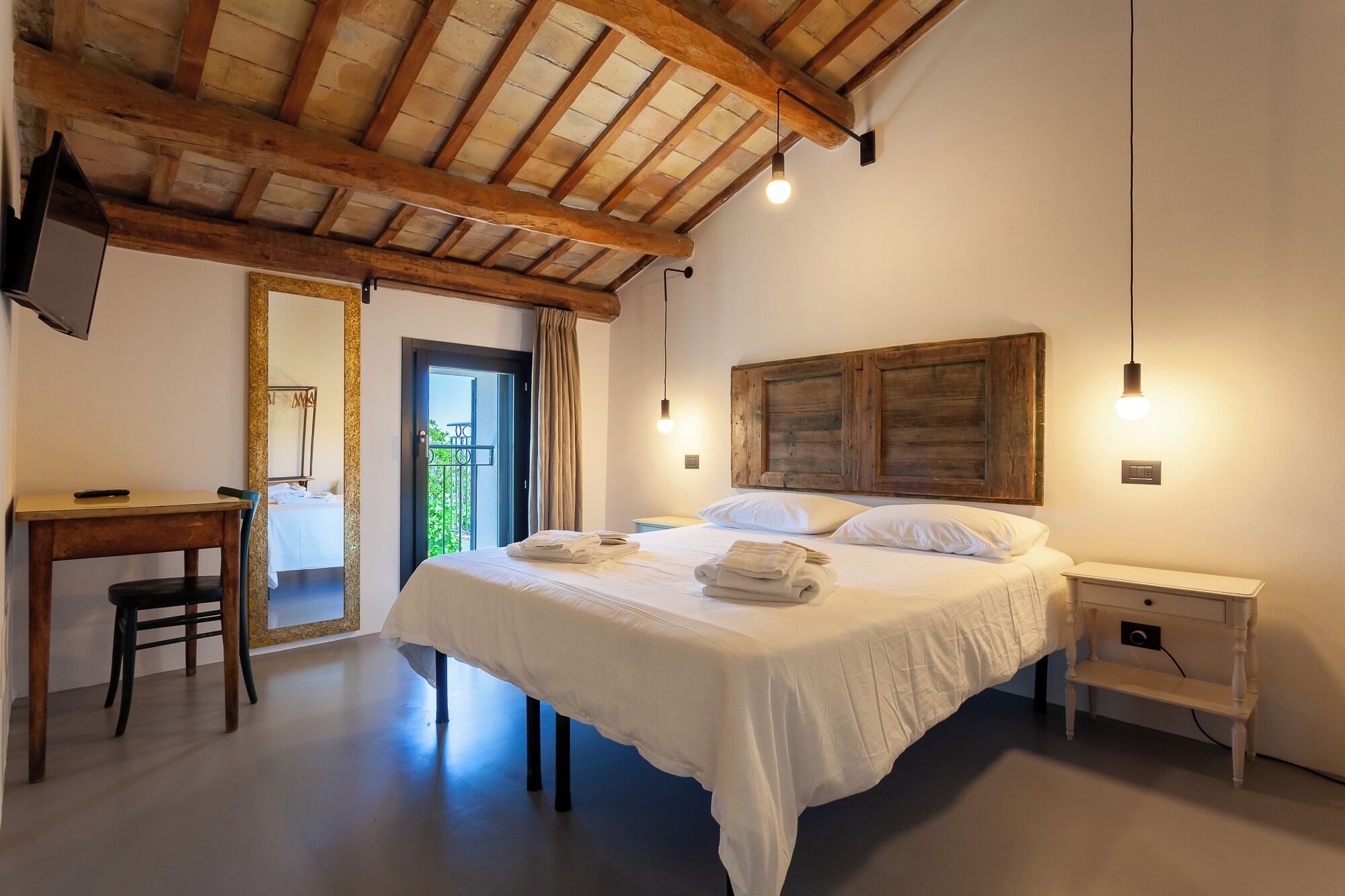 Double Room, Pool View | Peralatan tempat tidur premium, meja, kalis bunyi 