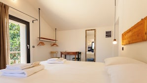 A hotel room with a bed, a desk, a chair, a mirror, and a window with curtains. - A Casa Da Angelo - Country House (Grottammare)