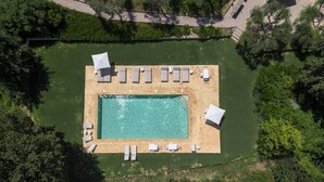 An aerial view of a rectangular pool with a tiled deck, surrounded by greenery and trees. - A Casa Da Angelo - Country House (Grottammare)