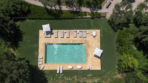 Alberca al aire libre por temporada y sombrillas en la alberca 