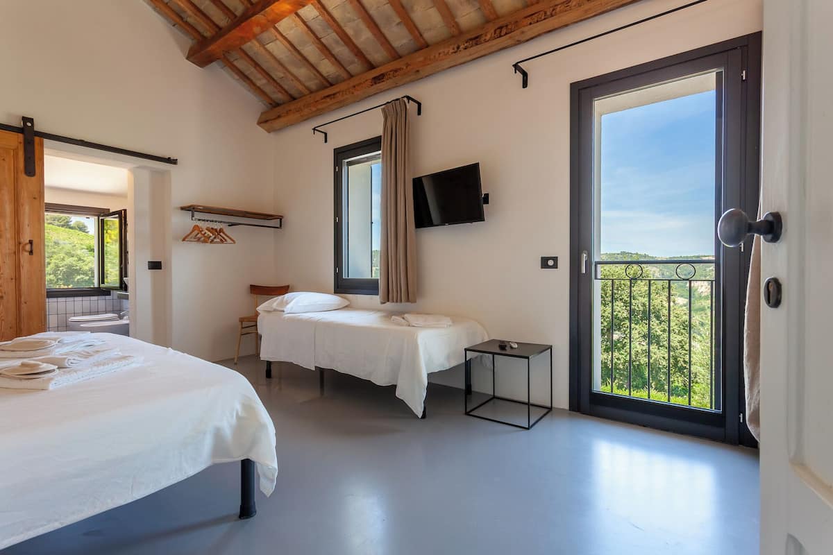 Triple Room | Premium bedding, desk, soundproofing, WiFi (free)