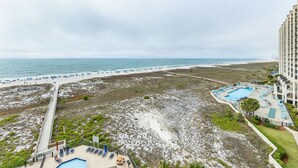 Ein Resort mit Strand, Pool und Meerblick.