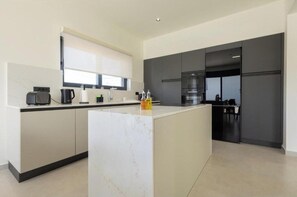 Private kitchen - Noera Villas | Spacious Three-Bedroom Villa with Private Infinity Pool (Kremasti)