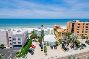 Un hôtel situé sur la côte, composé de plusieurs bâtiments, doté d’un parking et offrant une vue sur l’océan.