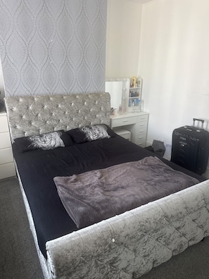 Iron/ironing board, WiFi, bed sheets - 3 bedrooms house (London)