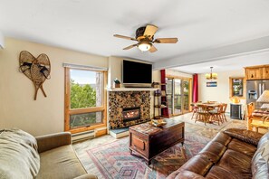 Fernseher, Kamin, Stereoanlage