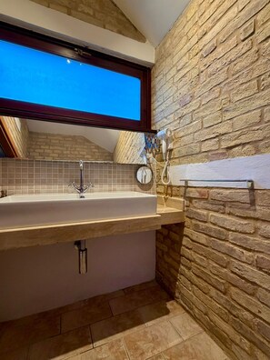 Shower, hair dryer, bidet, towels - Vrbo Property (Controguerra)