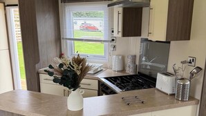 Fridge, microwave, oven, stovetop - Sleeps4-familyfriendly-greatamenities-freeparking (Newton Stewart)