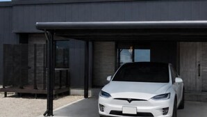 A white car parked in a covered garage area. - Private Villa Yuki no oto (Furano-shi)