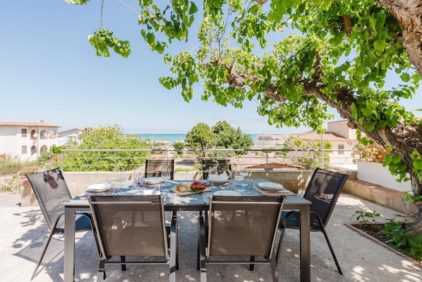 Outdoor dining - Villa Colombia, 300 meters from the beach (ALCAMO)