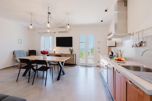 Fridge, microwave, oven, stovetop - Villa Colombia, 300 meters from the beach (ALCAMO)
