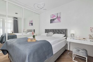 1 Schlafzimmer, Schreibtisch, Bügeleisen/Bügelbrett, Reisekinderbett