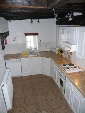 House, 2 Bedrooms, Pool Access, Garden View | Private kitchen - Le Manoir de La Foye (Vinax)