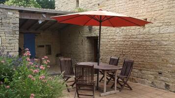 Maison, patio, vue jardin | Restauration extérieure