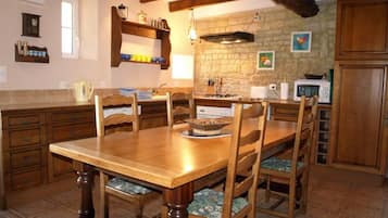Casa, pati, vistes al jardí | Servei de restauració