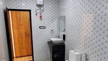 Shower, sandal, sabun, dan sampo