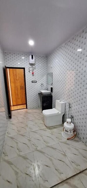 Shower, slippers, soap, shampoo - New Hotel Sun International (Jamshedpur)