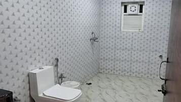 Suite, uitzicht op bergen | Badkamer | Een douche, pantoffels, zeep, shampoo