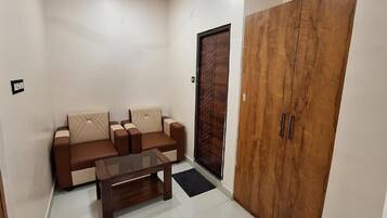 Superior Double or Twin Room, City View | Interior