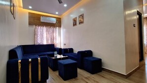 Una sala de estar moderna con un sofá modular, otomanas y una mesa de centro.