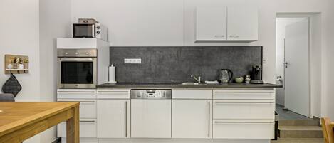 Coffee/tea maker, fridge, microwave, oven