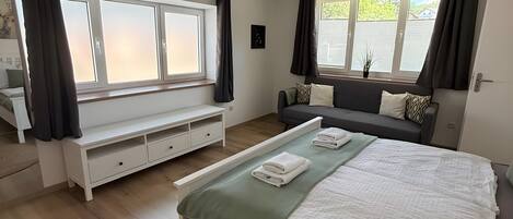 2 habitaciones, tabla de planchar con plancha, wifi y ropa de cama