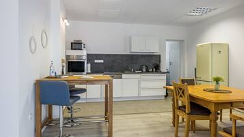 Wasserkocher mit Kaffee-/Teezubehör, Kühlschrank, Mikrowelle, Ofen