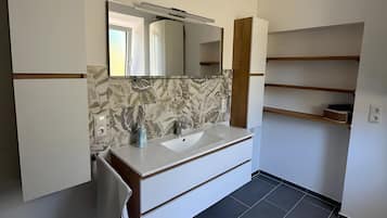 Dusche, Haartrockner, Handtücher