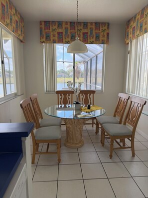 Dining - Sunset Lake Retreat | Lakefront Pool Home Near Disney ⭐ (Kissimmee)