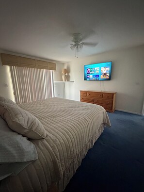 5 bedrooms, iron/ironing board, WiFi, bed sheets - Sunset Lake Retreat | Lakefront Pool Home Near Disney ⭐ (Kissimmee)