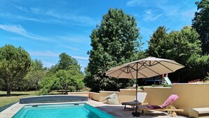 A rectangular swimming pool with a hot tub, surrounded by lounge chairs and an umbrella. - 8-sleeper country house, 50 minutes from the 24 Hours of Le Mans race track (Saint-Longis)