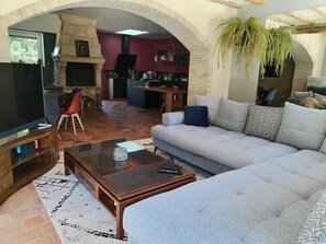 Una Smart TV, una mesa de tenis de mesa, libros