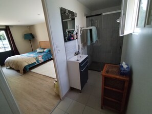 Iron/ironing board, travel crib, free WiFi, bed sheets - 8-sleeper country house, 50 minutes from the 24 Hours of Le Mans race track (Saint-Longis)