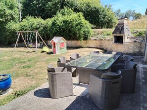 Outdoor dining - Vrbo Property (Saint-Longis)