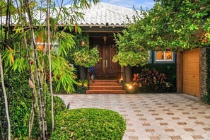 Exterior detail - Luxurious Miami Waterfront Gateaway  A Location (Miami)