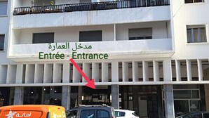 Een gebouw met een bord waarop 'Entrée - Entrance' staat en een logo voor 'PML'.