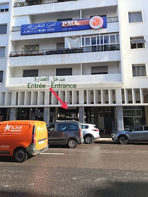 Ein Gebäude mit einem Schild mit der Aufschrift 'Entrée – Eingang' und dem Logo 'PML'.