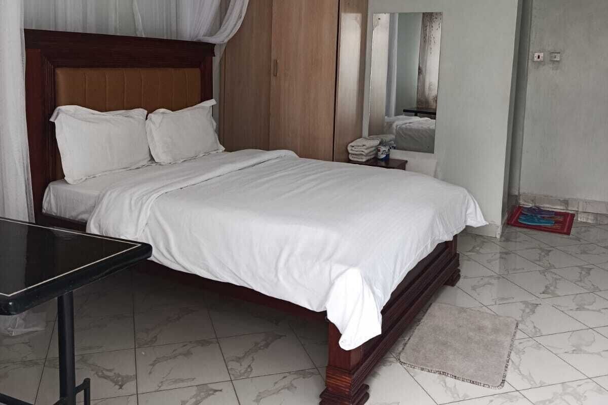 Escritorio, espacio para trabajar con laptop y cortinas blackout