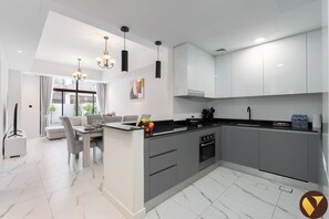 Family Villa, Garden View | Dapur peribadi | Cerek elektrik, pembakar roti, peti sejuk beku, meja makan 