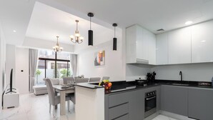 Biệt thự dành cho gia đình, quang cảnh vườn | Bếp riêng | Ấm điện, lò nướng bánh mì, tủ đông, bàn ăn 