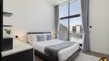 Villa familiar, vista al jardín | Sábanas de algodón egipcio y ropa de cama de alta calidad