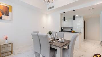 Villa familiar, vistas al jardín | Servicio de comidas en la habitación