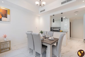 Family Villa, Garden View | Makan dalam bilik