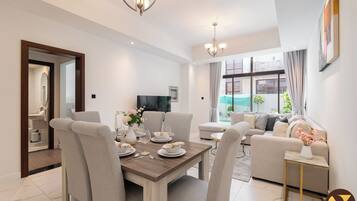 Family Villa, Garden View | In-room dining