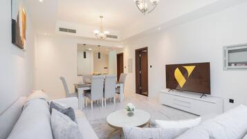 Villa familiar, vista al jardín | Área de sala de estar