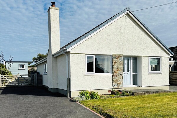 Charming 3 Bedroom Cottage - Garden, Wifi, Parking - Anglesey