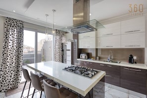 Coffee/tea maker, fridge, microwave, oven - Central Sliema | 3BR home w/Terrace, Walk to Beach (Tas-Sliema)