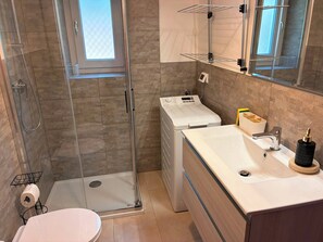 Regadera, secadora de cabello, bidet, toallas