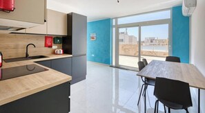 Wasserkocher mit Kaffee-/Teezubehör, Kühlschrank, Mikrowelle, Ofen